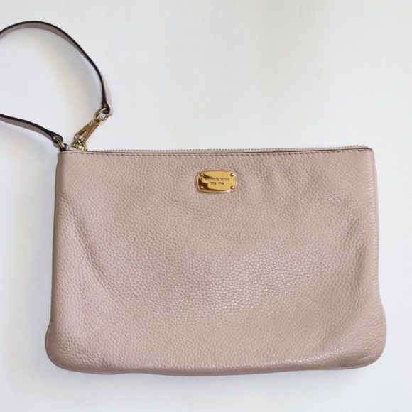 Michael Kors Handbags - 💕 Michael Kors Pink XL Wristlet